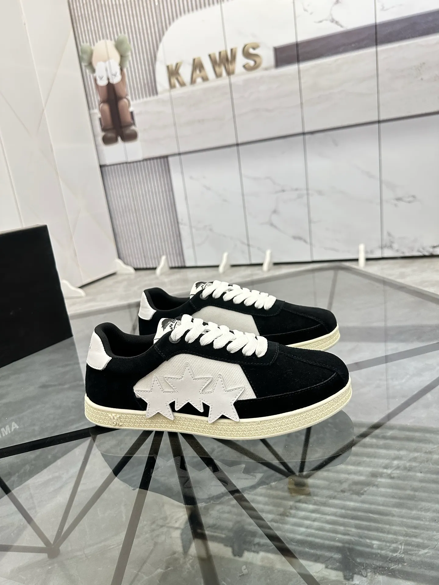 Men's shoes: 💰P420¥ Product trademark: AMIRI* "Amir*" low-top casual shoes Regular size: 38-45 (can be customized to 46) Product material: imported nubuck leather upper, breathable lining, original outsole. Number: 001